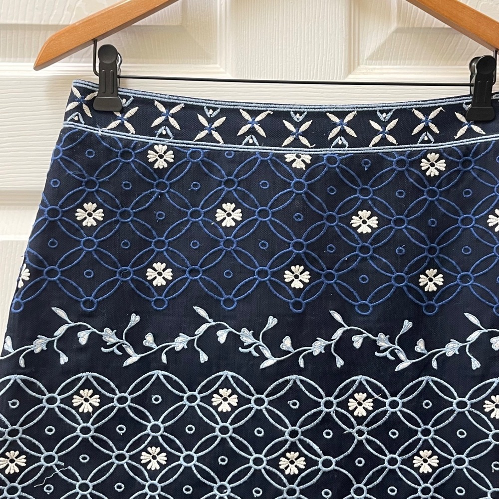 Loft Women's Sz 8 Embroidered Floral Geometric Mini Skirt  Lined Navy Blue White